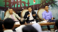 (Ki-ka) Anggota Komisi III DPR Asrul Sani, Dirjen Peraturan Perundangan-undangan Kementerian Hukum dan HAM Widodo Ekatjahjana, dan Direktur Imparsial Al Araf menjadi pembicara diskusi tentang RUU Keamanan Nasional.