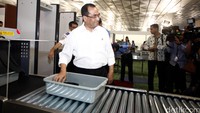 Menhub langsung menuju check in counter dan sempat menyapa penumpang yang berada di sana.