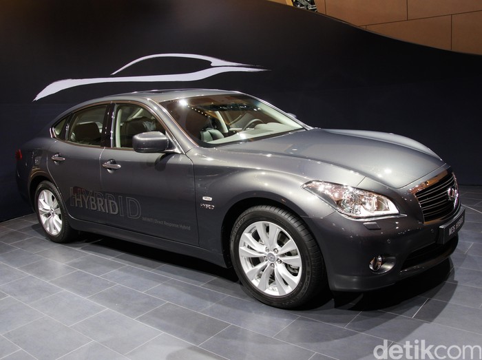 Mesin Mati Mendadak, Infiniti Tarik Mobil Hybrid