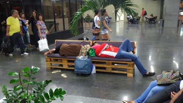 Imam Nahrawi tertidur di bandara.