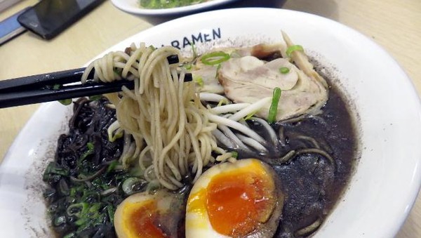 Hangat Gurih Ramen Berkuah Hitam Bertopping Tori Chashu
