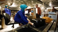 Setelah melalui rangkaian pemeriksaan oleh petugas, bagasi ditaruh di conveyor belt.