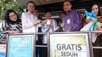 Direktur Utama BJB Ahmad Irfan dan Bupati Tangerang Zaki Iskandar meninjau proses pembayaran PBB. Ist/BJB.