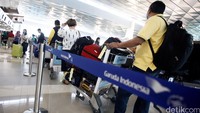 Tampak dari tempat check in hingga ruang tunggu boarding tampak dipenuhi penumpang Garuda Indonesia.