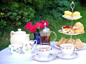 Mengadakan Afternoon Tea di Rumah? Tata Meja dengan Cara Ini