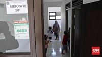  Pemprov DKI Jakarta telah memberikan kunci Rusunawa Rawa Bebek kepada 100 KK Bukit Duri yang direlokasi karena terdampak proyek normalisasi Kali Ciliwung. CNN Indonesia/Adhi Wicaksono. 