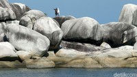 Ukuran granit mulai dari beberapa meter kubik hingga ratusan meter kubik lebih besar dari sebuah bangunan sebesar rumah, sehingga menjadi tempat wisata ungulan di Pulau Belitung.