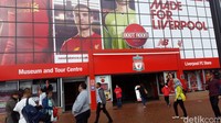 Selain berfoto-foto, di sini juga terdapat Museum and Tour Centre untuk melihat beragam foto dan publikasi mengenai Liverpool. Ada pula Liverpool FC Store, di mana para pengunjung bisa membeli aneka produk, seperti kaos, topi, jaket bertuliskan Liverpool (Rita/detikTravel)