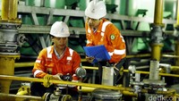 Dua orang petugas PGN mengecek pipa gas.