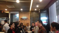 Setelah pemotongan pita, Frans Sumampow dan John Pain memesan menandai pembukaan dengan pemesanan di kasir Wendys.  Restoran ini menggunakan digital menu board.