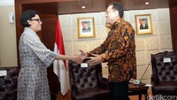 Dia disambut oleh Ketua DPD RI, Irman Gusman yang langsung mengajaknya ke salah satu ruang pertemuan.