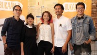 Chicco dan Lala bersama sutradara Angga Sasongko, produser Anggia Kharisma dan penulis skenario Salman Aristo saat jumpa pers di kawasan Melawai, Blok M, Jakarta Selatan, Rabu (10/8/2016). Pool/Ismail/detikFoto.