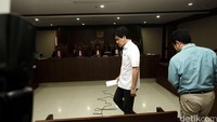 Eks bos Agung Podomoro Land Ariesman Widjaja dan anak buahnya Trinanda Prihantoro memasuki ruang sidang Pengadilan Tipikor, Jakarta, Rabu (10/8/2016). Keduanya menjalani sidang tuntutan kasus suap Raperda Reklamasi.