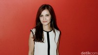 Tari terlihat kasual dibalut blus hitam-putih, celana hitam dan sandal hitam. Pool/Gus Mun/detikFoto.