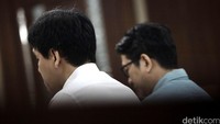 Ariesman Widjaja (kiri) dituntut 4 tahun penjara. Sedangkan Trinanda Prihantoro (kanan) dituntut 3,5 tahun penjara.
