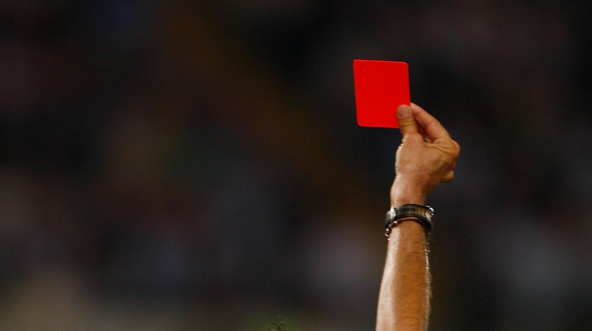 Ilustrasi wasit sedang memberikan kartu merah (Getty Images)