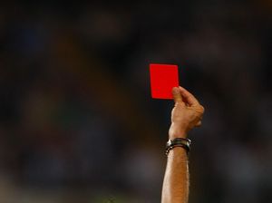 Kiper Ini Dapat Kartu Merah Setelah Buang Air Kecil Saat Tanding