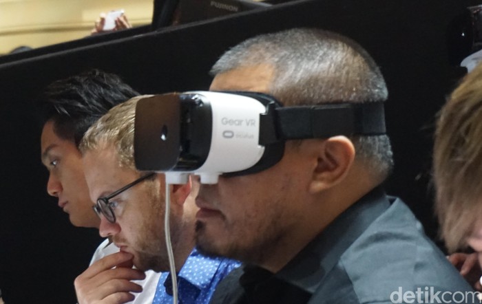 Joko Anwar dengan Gear VR (Foto: detikINET/Rachmatunnisa) Joko Anwar dengan Gear VR (Foto: detikINET/Rachmatunnisa)