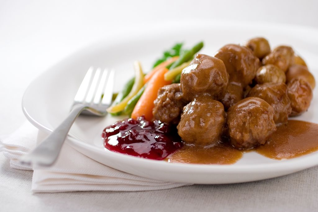 bola-bola daging yang disajikan dengan mashed potato dengan siraman saus gravy