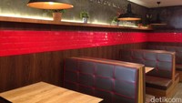Outlet Wendys ke-50 juga menawarkan tampilan baru yang lebih modern. Konsep desainnya modern industrial yang maskulin. Didominasi warna abu-abu, hitam, dan putih. Tak ketinggalan sentuhan merah sebagai warna signature Wendys.