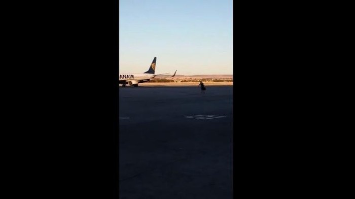 Mengejar Pesawat, Penumpang Ini Nekat Berlari di Apron Bandara Madrid