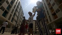 Beberapa warga mulai melihat-lihat tempat tingal mereka yang baru. CNN Indonesia/Adhi Wicaksono.