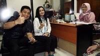 Cita Citata dan kuasa hukumnya Sandy Arifin mengacungkan jempol bersama saat akan mencabut berkas pengaduan di ruang Sekretariat MKD.