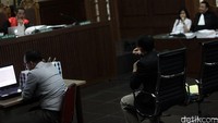 Jessica tampak tenang saat saksi ahli menjelaskan gerakan-gerakan dia yang terekam CCTV.