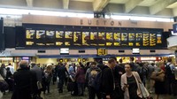 Traveler naik saja kereta dengan 6 rangkaian gerbong dari kawasan London Midland, di Stasiun Euston. Harga tiketnya kurang lebih 31 Poundsterling (sekitar Rp 528 ribu) untuk perjalanan pulang-pergi (Rita/detikTravel)