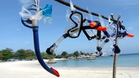 Pasirnya putih dan airnya jernih, kita dapat berenang di karenakan kecilnya gelombang dan lambatnya arus air laut, tapi yang lebih menarik adalah sedikitnya perbedaan antara pasang naik dengan pasang surut.