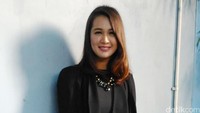 Ia tampil dengan busana serba hitam dan sneakers putih.