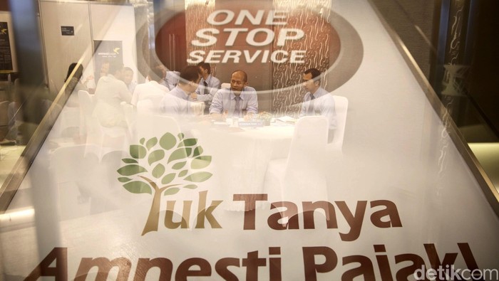 Perusahan sekuritas yang ditunjuk menampung dana repatriasi tax amnesty membuka gerai di BEI, Jakarta. Gerai-gerai itu mengkampanyekan program Yuk Tanya Amnesty Pajak.