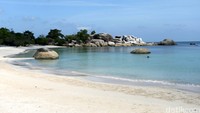 Nama tanjung tinggi diambil dari kata tanjung yang artinya semenanjung dan tinggi yang artinya pantai yang memiliki bebatuan yang tinggi. 
