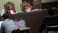 Penonton yang menyaksikan sidang di Pengadilan PN Jakpus, Jl Bungur Besar Raya, Jakarta Pusat, sempat riuh saat Jessica mengambil sesuatu dari tasnya dan menaruhnya di atas meja.