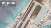 Foto satelit yang dirilis oleh Asian Maritime Transparency Initiative pada Selasa (9/8), menunjukkan kondisi hanggar pesawat milik China yang dibangun di Mischief Reef, Kepulauan Spartly, Laut China Selatan. CSIS Asia Maritime Transparency Initiative/DigitalGlobe/Handout via REUTERS.