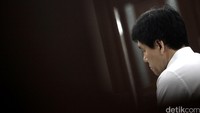 Eks bos Agung Podomoro Land Ariesman Widjaja tertunduk saat mendengarkan tututan yang dibacakan jaksa.
