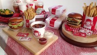 Berbagai sajian andalan Wendys tetap disuguhkan di outlet baru. Seperti Daves Single Beef Burger yang diracik memakai sapi murni Australia, Baked Potato, Beef Chili Soup, French Fries serta es krim Frosty.