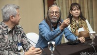 Ketiga adalah pertunjukan tari berjudul Black Sun yang berkolaborasi dengan penari-penari Papua pada 26-27 Agustus di 13 TheatreWorks Singapore.