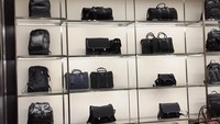 Begitu masuk, mata pengunjung langsung disuguhi dengan jejeran produk-produk berupa tas, sepatu, pakaian, parfum, perhiasan aksesoris dan lainnya dari brand terkenal. Contohnya seperti Hermes, Gucci, Prada, Michael Kors, Burberry, Armani, Calvin Klein, Marc by Marc Jacobs, Hugo Boss dan lainnya (Rita/detikTravel)