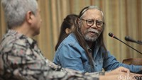 Program pementasan retrospektif Sardono juga didukung oleh DayaLima bersama dengan Mandiri Art.