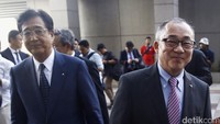 Presiden dan CEO Mitsubishi Motors Corporation Osamu Masuko dan Corporate General Manager of Design Office Mitsubishi Motors Corporation Tsunehiro Kunimoto tiba di kantor Mitsubishi di Pulomas, Jakarta Timur, Rabu (10/8/2016).