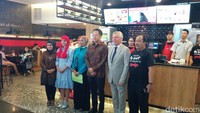 Pada Rabu (10/08) berlangsung grand opening Wendys di Gandaria City. Saat peresmian outlet, hadir Frans Sumampow selaku President Director Trans F&B dan John Pain, Managing Director/Vice President AP EMEA The Wendys Company.