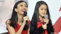 Mereka kompak mengenakan busana merah dan kain batik. Pool/Noel/detikFoto.