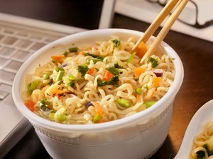 Lewat Snapchat, Kylie Jenner Ungkap Resep Ramen Favoritnya