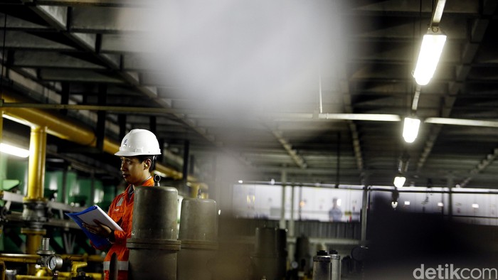 Petugas PGN melakukan pengecekan rutin gas engine di Plaza Indonesia, Jakarta, Rabu (10/8). Saat ini PGN terus memperluas penyaluran gas ke masyarakat, salah satunya ke pusat perbelanjaan.
