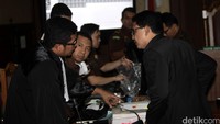 Jaksa berkonsultasi saat sidang diskor.