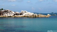 Pantai Tanjung Tinggi merupakan salah satu tempat wisata di Belitung.