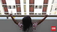 Seorang anak bermain di teras rusun Rawa Bebek, Jakarta Barat, yang siap huni untuk warga bantaran Ciliwung di Bukit Duri. CNN Indonesia/Adhi Wicaksono.