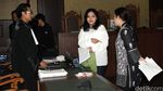 Julia dan Dessy Menangis di Pengadilan Tipikor