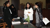 Julia Prasetyarini dan Dessy A Edwin berbincang dengan penuntut umum.